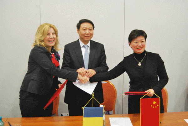 Cristina Chiriac, directorul WTC Bucureşti, Zhang Jnyie, preşedintele Autorităţii pentru Promovarea Comerţului Internaţional, şi reprezentantul concernului care construieşte WTC Wuhan (de la stânga la dreapta).