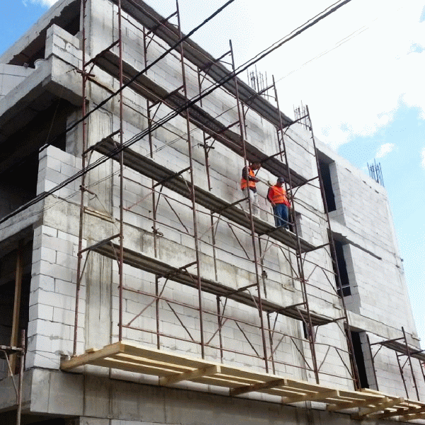 "Piaţa autohtonă de construcţii continuă să scadă"