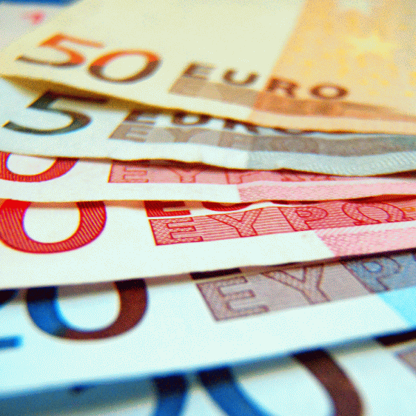 Fitch: Creditele neperformante din Europa au depăşit 1.000 miliarde euro în 2013