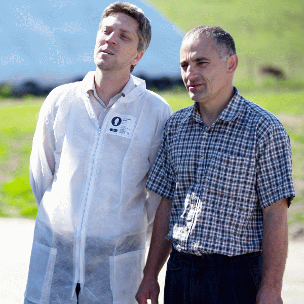 Csaba Mozes (stânga), Hochland, şi Imre Szocs, fermier.