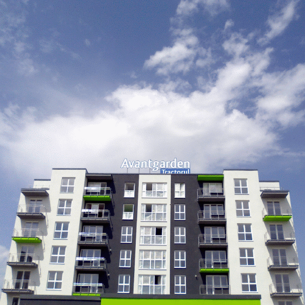 După ce consilierii locali au aprobat acordarea denumirii de Avantgarden unui cartier delimitat în zona Bartolomeu Nord a Braşovului, reprezentanţii Maurer Imobiliare susţin că Daniela Kasper nu ar fi cerut acordul pentru folosirea numelui în proiectul "Avantgarden Tractorul".