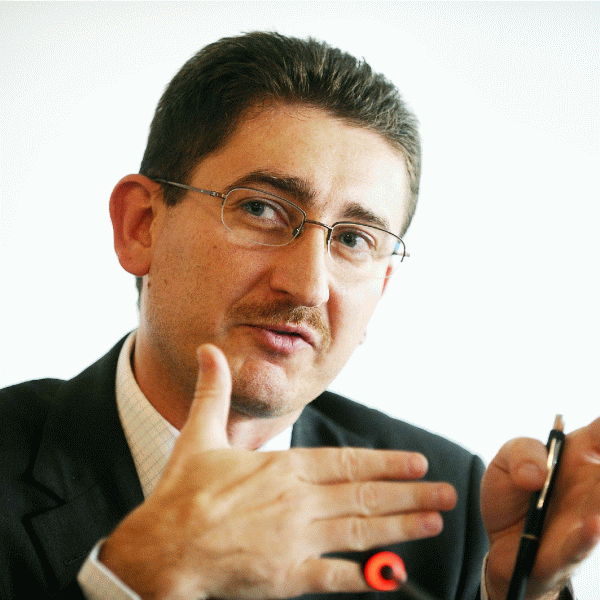Bogdan Chiriţoiu: "Există suspiciunea că preluarea rafinăriei Arpechim de la Petrom ar putea aduce avantaje celor de la Petrom".