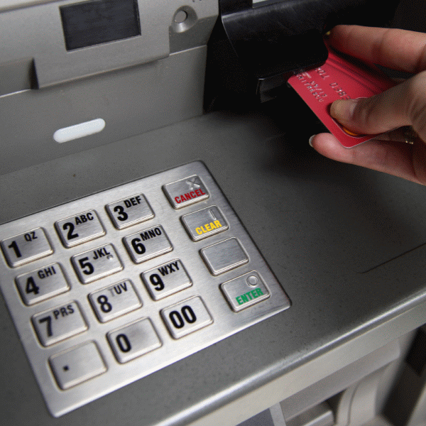 Informaţiile despre costurile tranzacţiilor cu cardul vor apărea pe monitoarele bancomatelor
