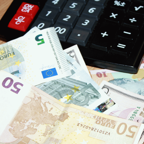 Admiral Markets: "BCE ar putea anunţa măsuri de stimulare monetară, de sute de miliarde"