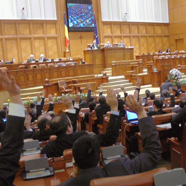 Proiectul privind modificarea clauzelor abuzive, amânat din nou, de deputaţi