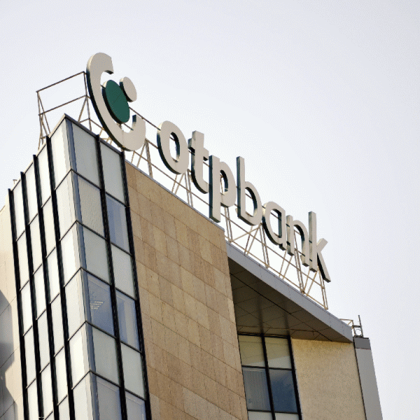 OTP Bank recomandă clienţilor să-şi păstreze creditele în franci elveţieni