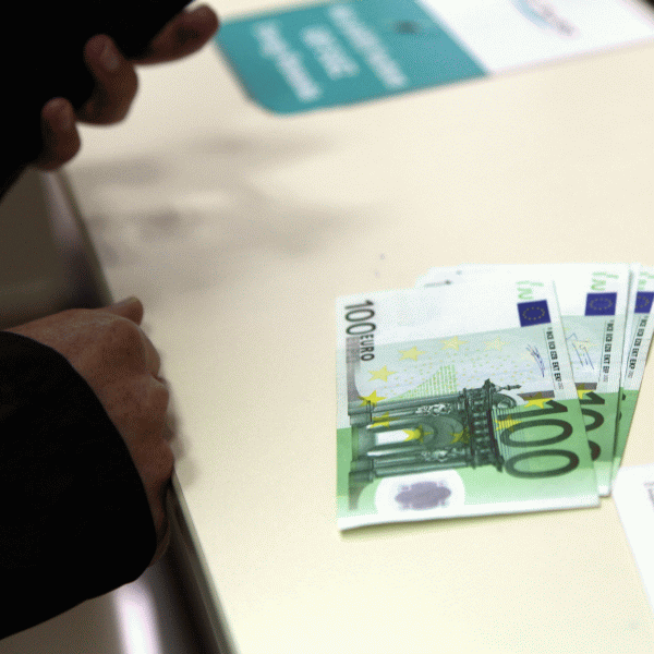 "Umbra financiară", tot mai ameninţătoare pentru sistemul financiar global