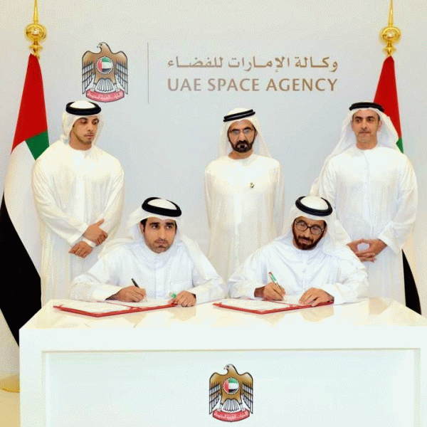 Primul ministru al Emiratelor Arabe Unite, Shaikh Mohammad Bin Rashid Al Maktoum, la protocolul de semnare a Memorandului de Cooperare între Agenţia Spaţială a EAU şi Instituţiile emirateze de Ştiinţă şi Tehnologii Avansate.