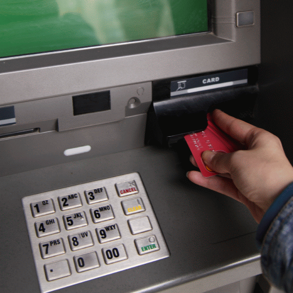Băncile vor fi obligate să-şi afişeze comisioanele pe ecranele bancomatelor