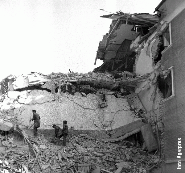 Despre cutremurul care a zguduit ţara noastră în 1977 circulă informaţii potrivit cărora ar fi fost rezultatul primelor operaţiuni de explorare şi exploatare a gazelor de şist. Conform acestui scenariu vehiculat recent, operaţiunea Zebra s-ar fi derulat în anii '70 şi ar fi presupus dezvoltarea, de către specialiştii americani şi cei români, a primelor echipamente de foraj pentru extracţia gazelor de şist. Aceste echipamente ar fi fost produse la fosta Uzină 1 Mai din Ploieşti, dar explorările şi exploatările ulterioare, derulate în mare secret, ar fi declanşat cutremurul din '77. Se spune că Ceauşescu ar fi fost avertizat că exploatarea gazelor de şist implică şi producerea unor cutremure puternice, iar proiectul Zebra ar fi fost, astfel, abandonat după 1977.
