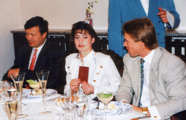 "Am din nou paşaport românesc!", exclama Nadia în 1996, după ce ministrul de atunci, Al. Mironov (stânga),îi adusese actul. În dreapta imaginii, soţul Bart.