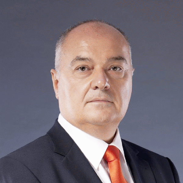 "Un preşedinte cu afinităţi de dreapta poate împiedica derapajele economice"