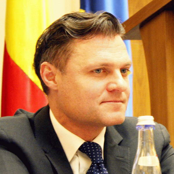 Greg Konieczny, Managerul FP: "Dorim să reiterăm faptul că listarea Fondului la Londra va fi un pas important înainte pentru dezvoltarea pieţei de capital din România deoarece va atrage un număr semnificativ de investitori instituţionali străini noi în Fond şi, implicit, în România".