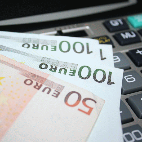 Euro scade puternic faţă de dolar