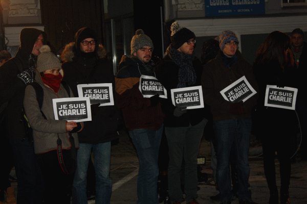 Foto: "Je suis Charlie ROMÂNIA", în faţa Ambasadei Franţei