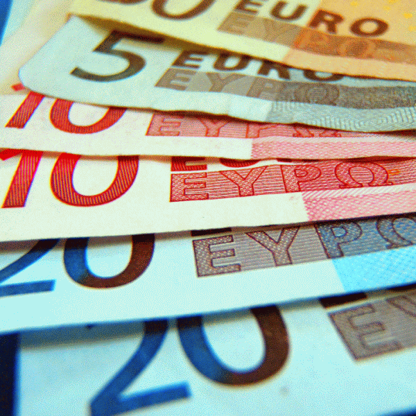 Patru săptămâni de declin pentru euro