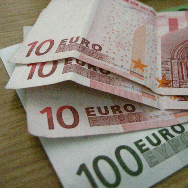 Deficitul contului curent al balanţei de plăţi s-a redus cu 62,3%, la 302 milioane euro
