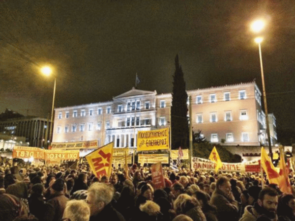 15.000 oameni manifestează la Atena în semn de susţinere faţă de guvernul Tsipras