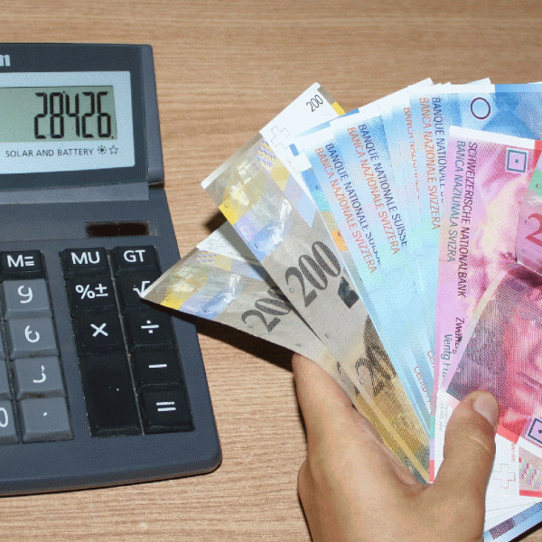 Clienţii băncilor acceptă conversia la cursul zilei, cu discount la sold