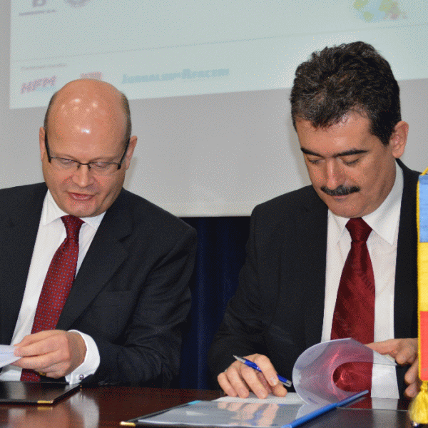 James Hyslop, Director BERD pentru România şi Andrei Gerea, Ministrul Energiei, Întreprinderilor Mici şi Mijlocii şi Mediului de Afaceri