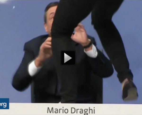 Mario Draghi, surprins de o protestatară care a urcat pe biroul lui