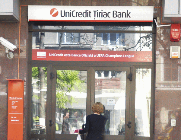 Minoritarii de la Unicredit Ţiriac Bank, lăsaţi în offside de Ion Ţiriac