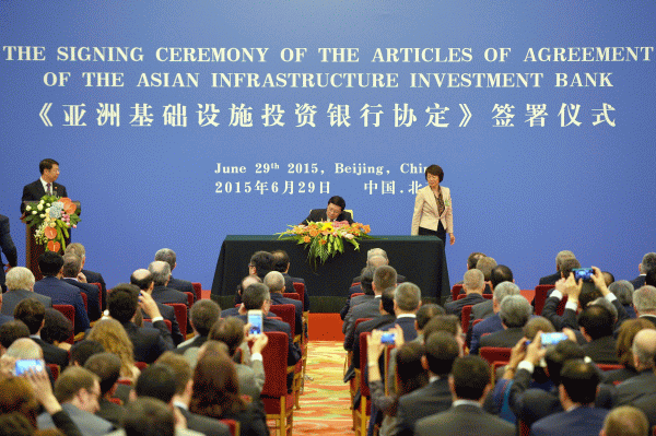 Ministrul chinez de finanţe Lou Jiwei a semnat ieri, la Beijing, acordul de înfiinţare a Asia Infrastructure Investment Bank (AIIB), alături de reprezentanţii altor 57 de ţări fondatoare.