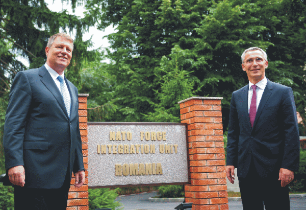 Preşedintele României, Klaus Iohannis, împreună cu secretarul general al NATO, Jens Stoltenberg.