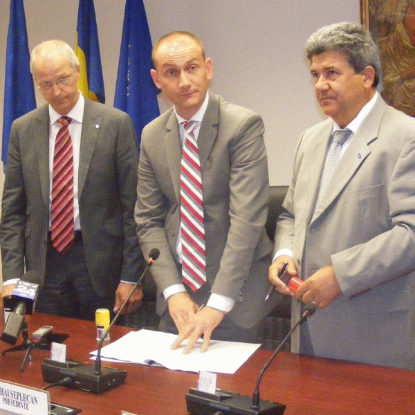 De la stânga, la dreapta: Matthias Thomas Henke (proprietar şi asociat unic Henschel GmbH), Mihai Seplecan (preşedintele Consiliului Judeţean Cluj), Vakar Istvan (vicepreşedinte al Consiliului Judeţean Cluj)