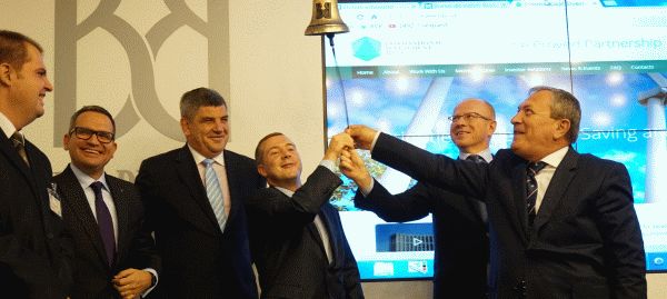 De la stânga, la dreapta: Attila Gyorgy (secretar de stat MFP), Omer Tetik (director general Banca Transilvania), Paul Prodan (preşedinte CA BT Securities), Denis Ivanov (vicepreşedinte CA Banca Internaţională de Investiţii), Ludwik Sobolewski (director general BVB), Mircea Ursache (vicepreşedinte ASF)