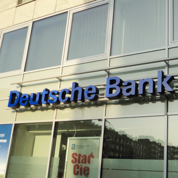 Deutsche Bank elimină 15.000 de posturi şi se retrage din 10 ţări
