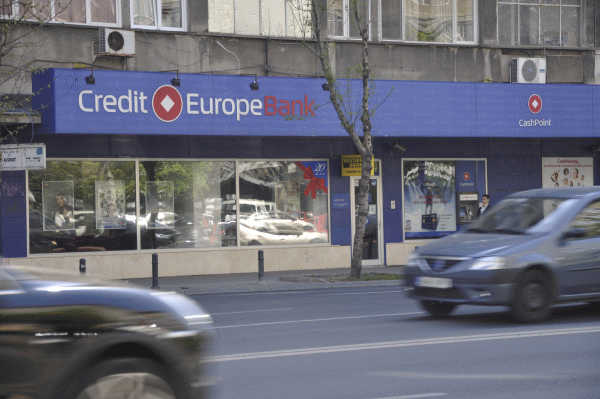 Credit Europe trebuie să restituie sumele încasate abuziv dintr-un contract în CHF