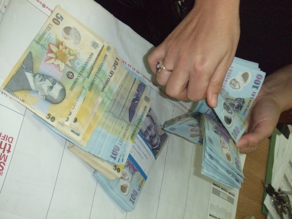 Guvernul a adoptat creşterea salariului minim la 1.250 lei de la 1 mai