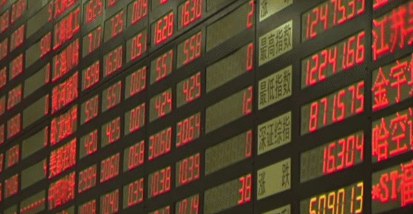 Bursele din China au oprit tranzacţiile cu acţiuni după un declin de 7%