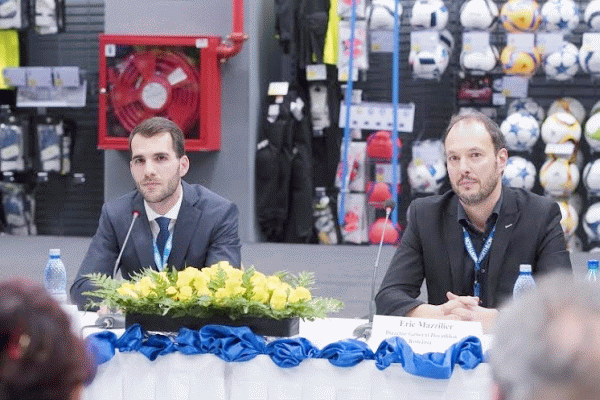 Claudiu Fiţoiu, director Decathlon Băneasa (stânga) şi Eric Mazillier, directorul general al Decathlon România