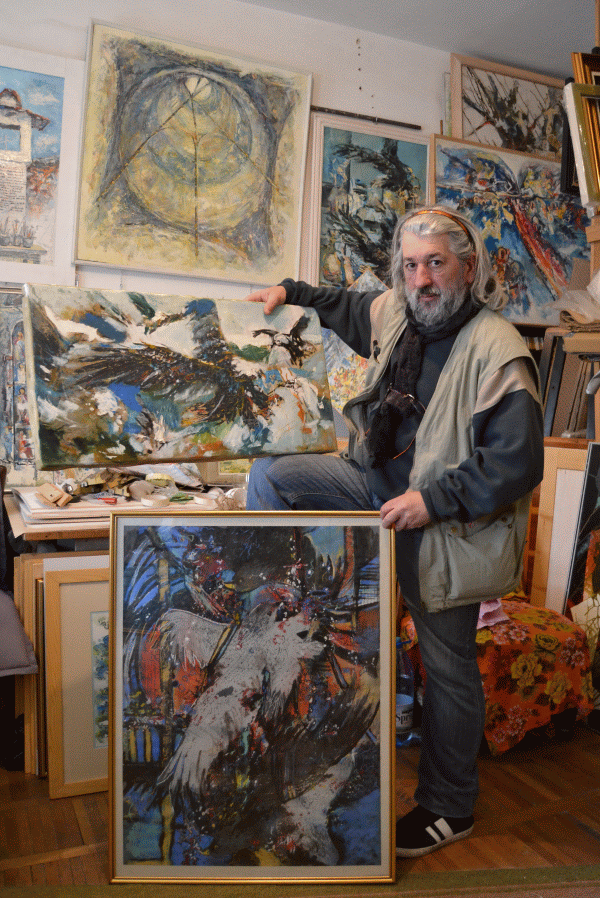 Pictorul Mihail Gavril în atelierul său