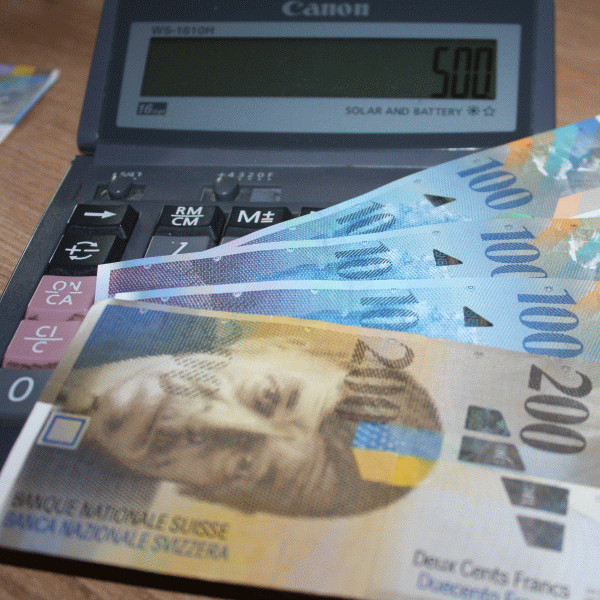 Tribunalul Gorj îngheaţă cursul CHF, în două contracte de credit