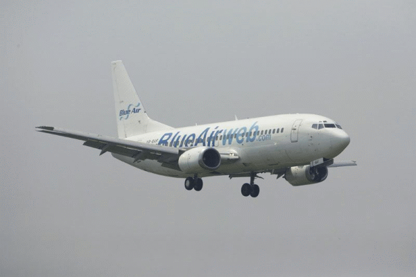 Condiţiile meteorologice, factor favorizant pentru ieşirea de pe pistă a avionului Blue Air