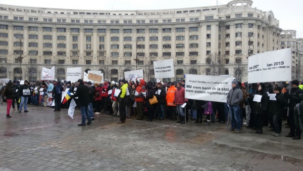 Marş al împrumutaţilor în CHF pentru susţinerea Legii dării în plată, ieri, în Capitală