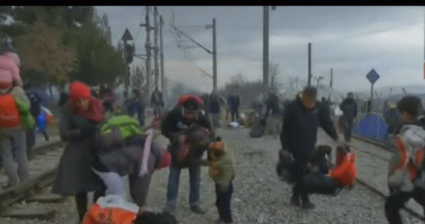 Mii de refugiaţi au dărâmat gardurile de la graniţa Greciei cu Macedonia (vezi video)