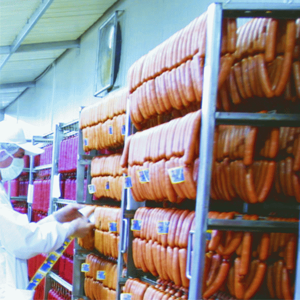 APC: Aproape jumătate din crenvurştii analizaţi sunt coloraţi cu extract de gândaci