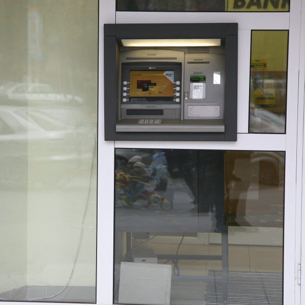 Infractorii cibernetici fură banii din bancomate, prin Skimer 