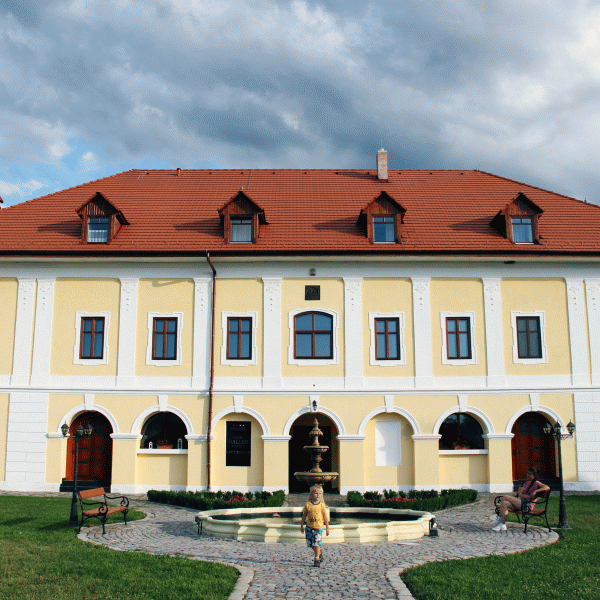 Turiştii vor nopţi la castel
