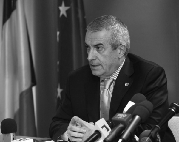 "Începe să se contureze din ce în ce mai clar transformarea binomului DNA-SRI într-o supraputere statală"