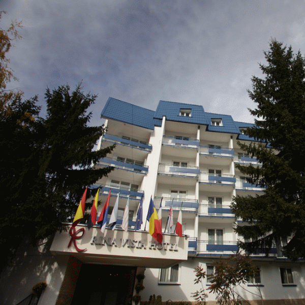 Un operator de turism de pe litoral vrea să cumpere două hoteluri în Poiana Braşov