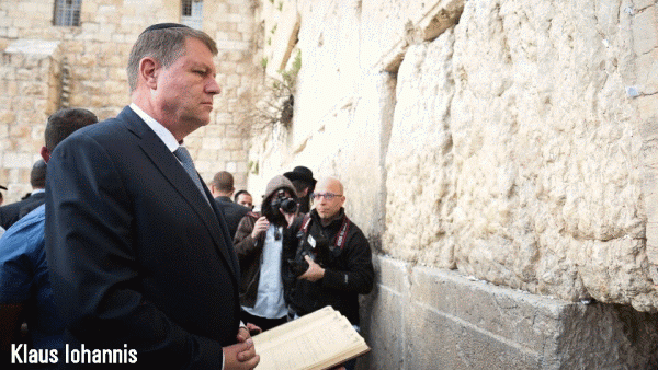 Iohannis i-a decorat pe cei patru membri ai echipajului SMURD decedaţi în accident