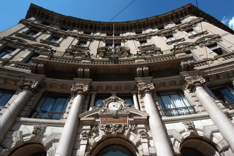 "UniCredit" ia în calcul o majorare de capital