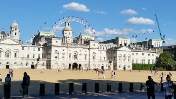 Deputaţii britanici cer o dată limită pentru acordarea rezidenţei în UK