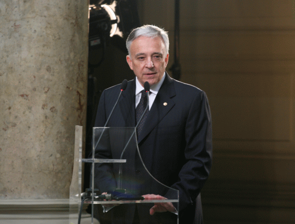 Mugur Isărescu