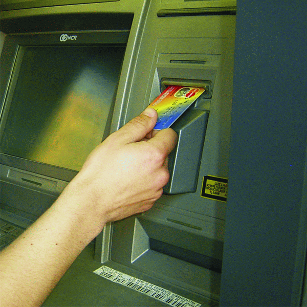 "Cardurile bancare pot fi falsificate de hoţi prin anularea funcţiei de securitate a microcipului"